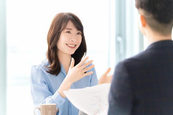 顧客と会話しているイメージ画像