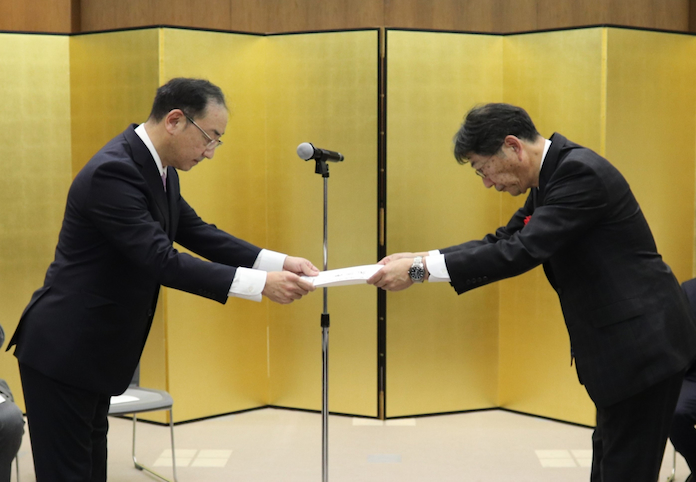 表彰状の授与場面