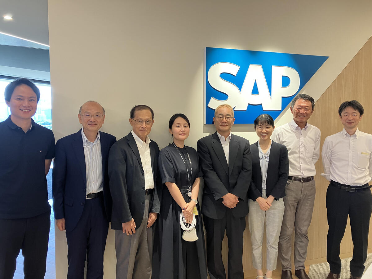 左からSAPジャパン 丸尾様、エクサ川人・瀧澤、SAPジャパン 本間様、エクサ 細、SAPジャパン 服部統括本部長、エクサ 田口・藤崎